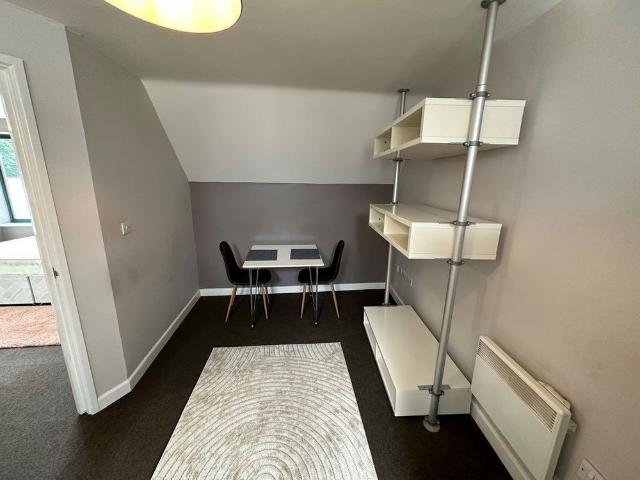 ROOM 1 Hand In Heart, 120 Fargosford Street
