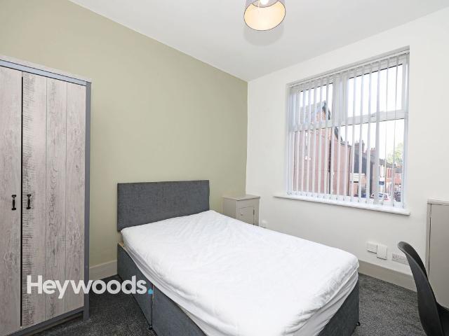 Room 1, Hill Street ST5, 1 bed terraced house to rent, £520 pcm | PrimeLocation
