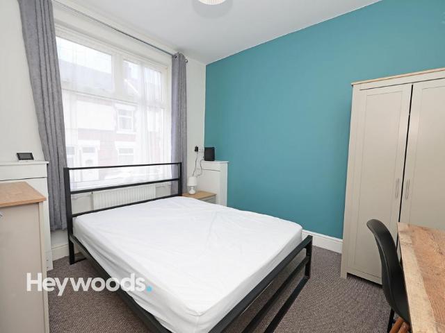 Room 1, Hill Street, ST5 2DW 1 bed terraced house to rent £606 pcm £140 pw
