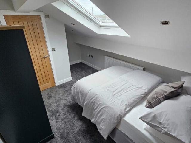 Room 1, Longroyd Terrace, Beeston. 1 bed in a house share to rent £600 pcm £138 pw