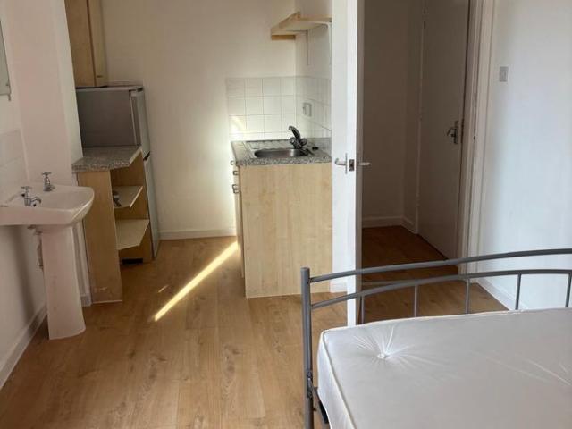 Room 1, Station Road, Nottingham NG9, 1 bed semi detached house to rent, £600 pcm | PrimeLocation