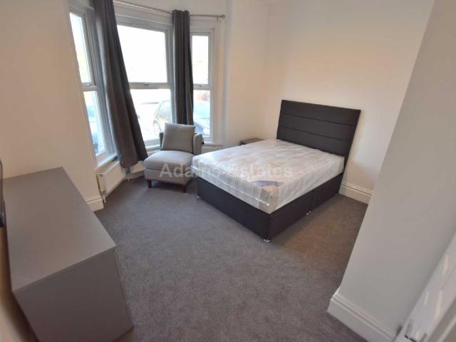 Room 1, Wokingham Road, Reading RG6, 8 bed shared accommodation to rent, £6,200 pcm | PrimeLocation