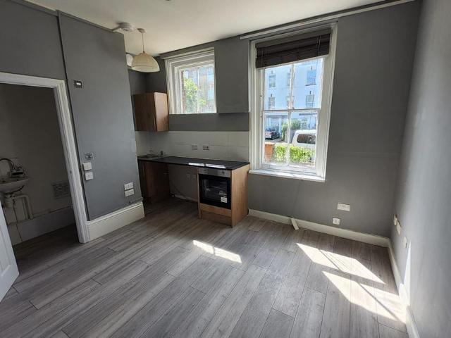 Room 2, Elgin Road CR0 6XA 1 bed in a house share to rent £1,150 pcm £265 pw