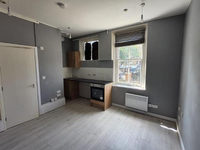Room 2, Elgin Road CR0 6XA 1 bed in a house share to rent £1,150 pcm £265 pw
