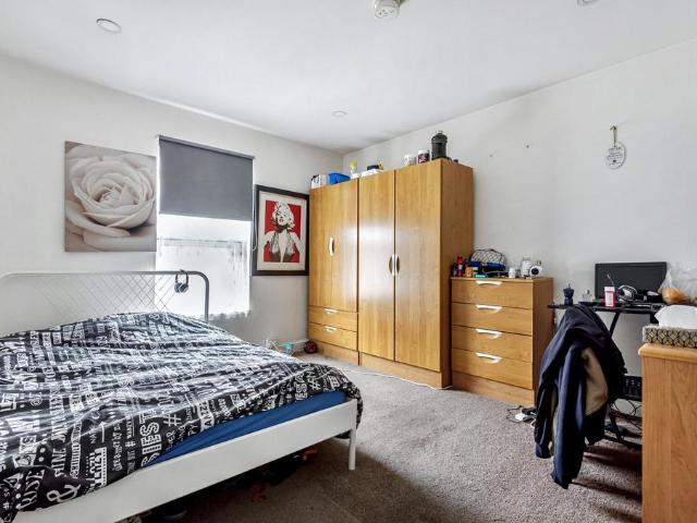 Room 2, 89 St Andrews Street. 1 bed in a house share to rent £411 pcm £95 pw
