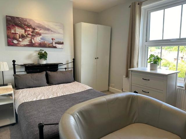 Room 2: Flat 4, 30 Stoke Road, Guildford GU1, Room to rent, £945 pcm | PrimeLocation