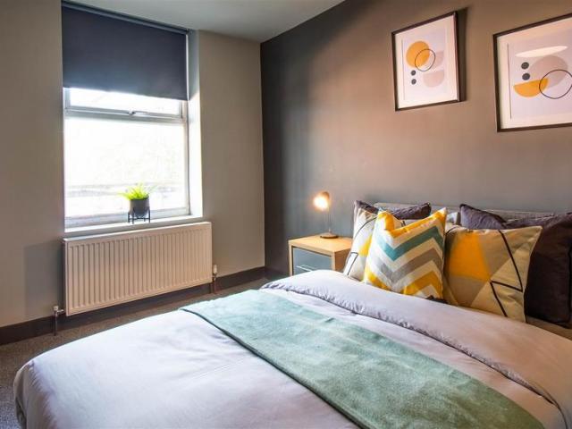 Room 2, Hollins Road, Oldham 1 bed in a house share to rent £530 pcm £122 pw