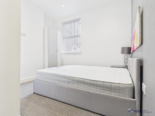Room 2, Park Grove, Hull, HU5 1 bed in a house share to rent £625 pcm £144 pw
