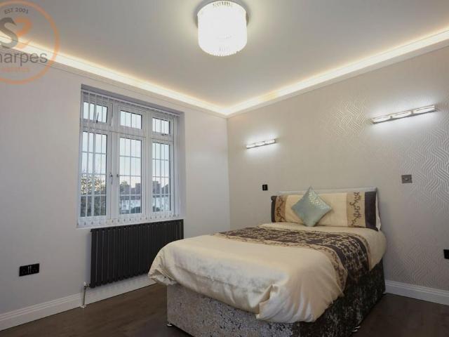 Room 2 Rose Avenue, Mitcham, Greater. 1 bed in a house share to rent £875 pcm £202 pw