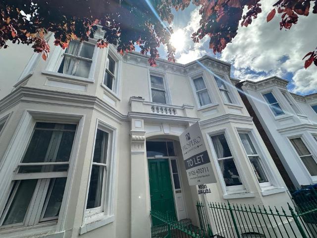 Room 36, Russel Terrace, CV31. 1 bed in a house share to rent £535 pcm £123 pw