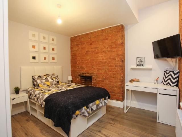 Room, 33 King Street, Luton, Bedfordshire LU1, Studio to rent, £595 pcm | PrimeLocation