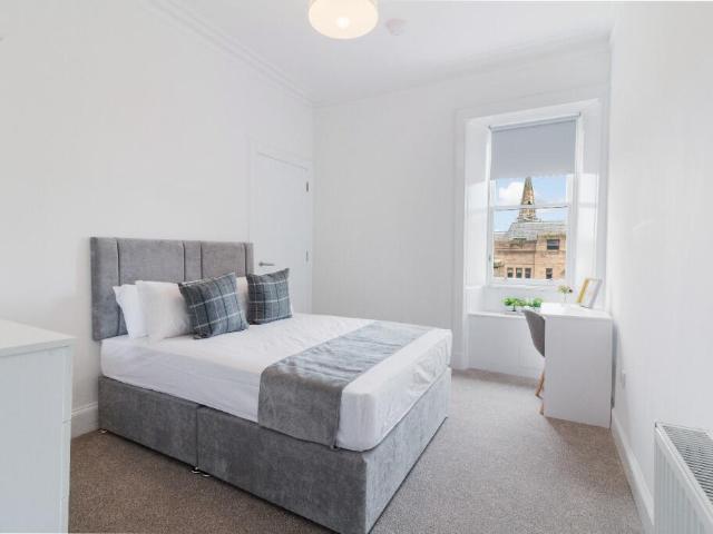 Room 3 10 Whitehall Street 1 bed in a flat share to rent £650 pcm £150 pw