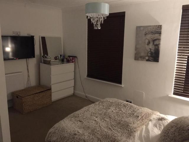 Room 3, 134 Devizes Road 1 bed in a house share to rent £725 pcm £167 pw