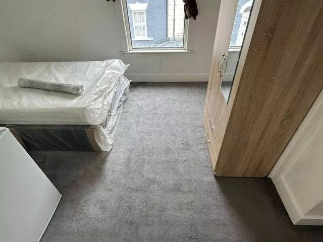 Room 3, Stanley Road ME7 1JP 1 bed in a house share to rent £675 pcm £156 pw