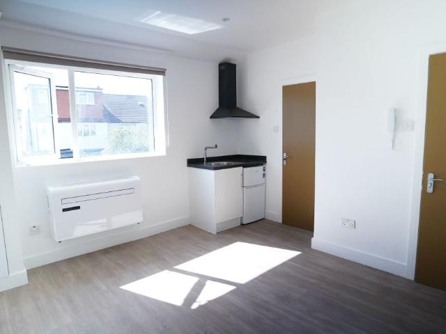 Room 3, Canmore Gardens, London SW16, Studio to rent, £1,200 pcm | PrimeLocation