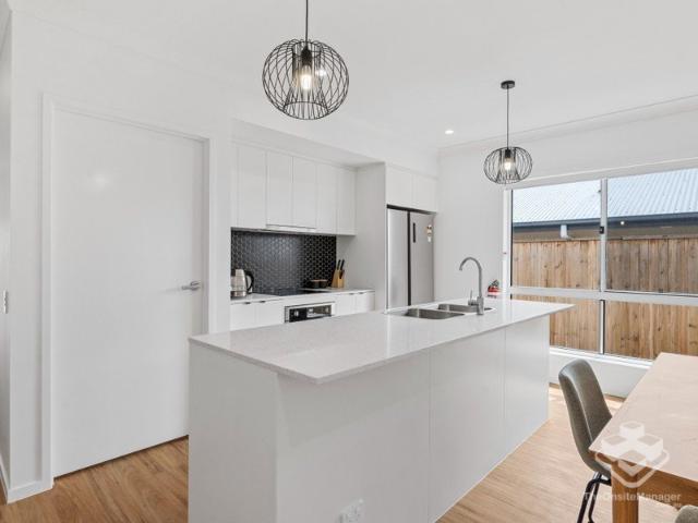 ROOM 3 AVAILABLE ? MODERN CO LIVING HOME WITH UTILITIES INCLUDED