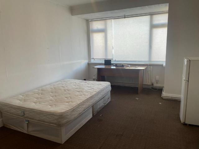 Room 3, King George VI Avenue RM18 8SL 1 bed in a house share to rent £775 pcm £179 pw