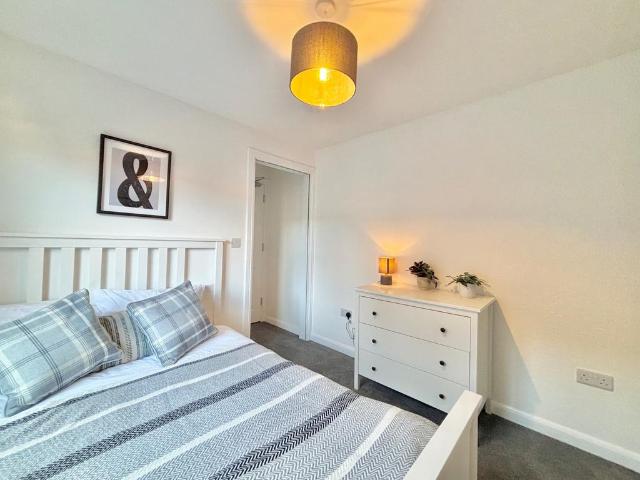 Room 3, Hawes Court 1 bed in a house share to rent £600 pcm £138 pw