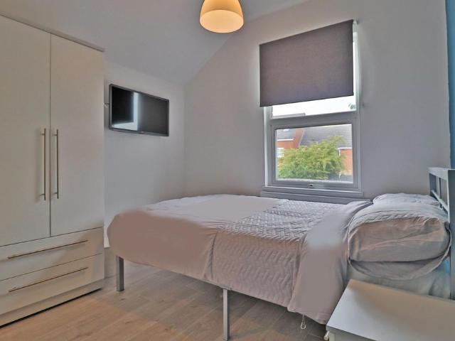 Room 3 Hurst Grove 1 bed in a house share to rent £625 pcm £144 pw