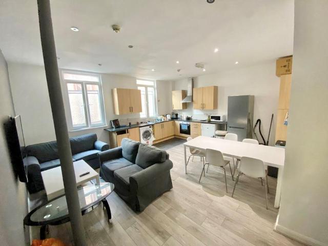 Room 4 3 Wellington Street. 1 bed in a house share to rent £550 pcm £127 pw