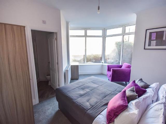 Room 4, 6 Bradford Road, Shipley. 1 bed in a house share to rent £550 pcm £127 pw