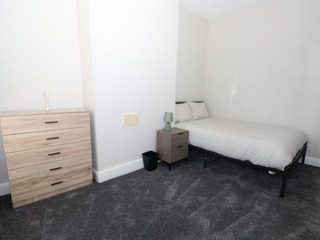 Room 4 @ 86 Samuel Street, Crewe, CW1 5 bed house share to rent £475 pcm £110 pw