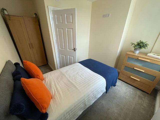 Room 4, Derrington Avenue, Crewe, CW2 1 bed in a house share to rent £570 pcm £132 pw
