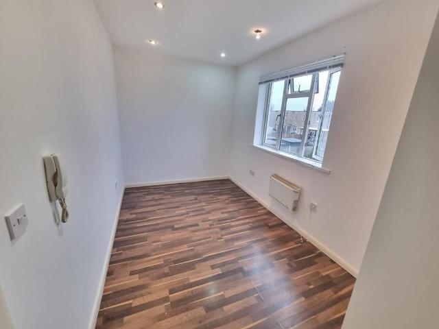 Room 4, King George VI Avenue RM18 8SL 1 bed in a house share to rent £775 pcm £179 pw
