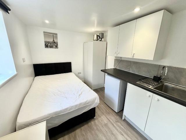 Room 4, Milton Keynes MK13, 1 bed flat to rent, £750 pcm | PrimeLocation