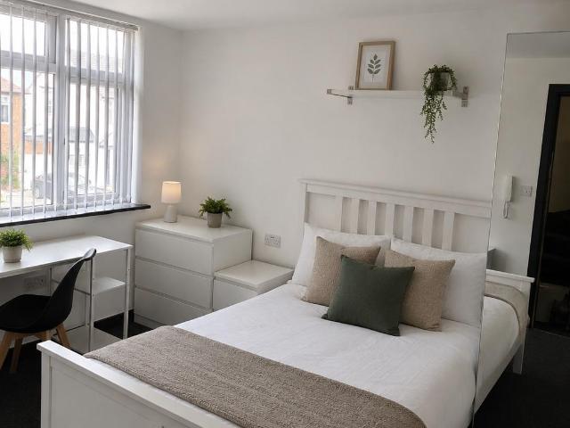 Room 4, Sedgewick Avenue, UB10 Century 21 United Kingdom