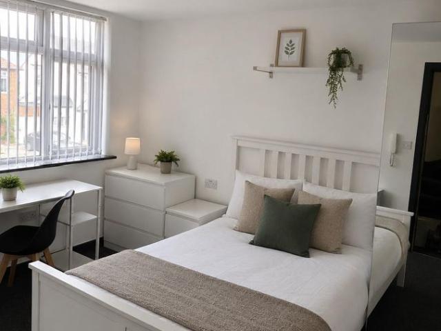 Room 4, Sedgewick Avenue UB10, 1 bed flat to rent, £850 pcm | PrimeLocation