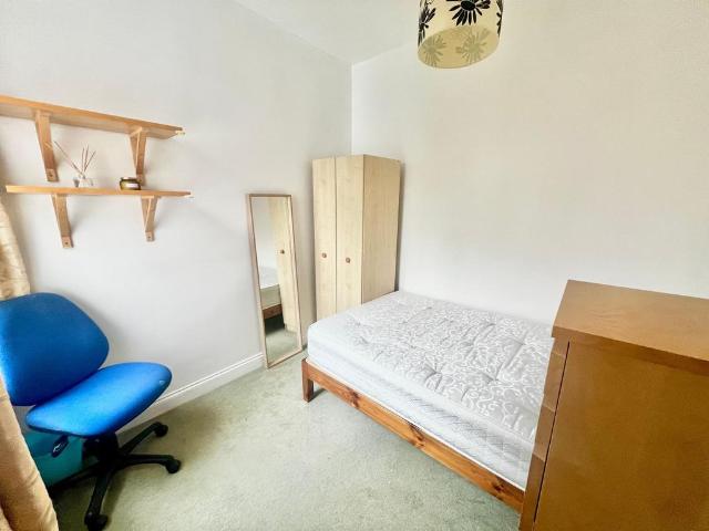 Room 4, Sir Thomas Whites Road. 1 bed in a house share to rent £395 pcm £91 pw