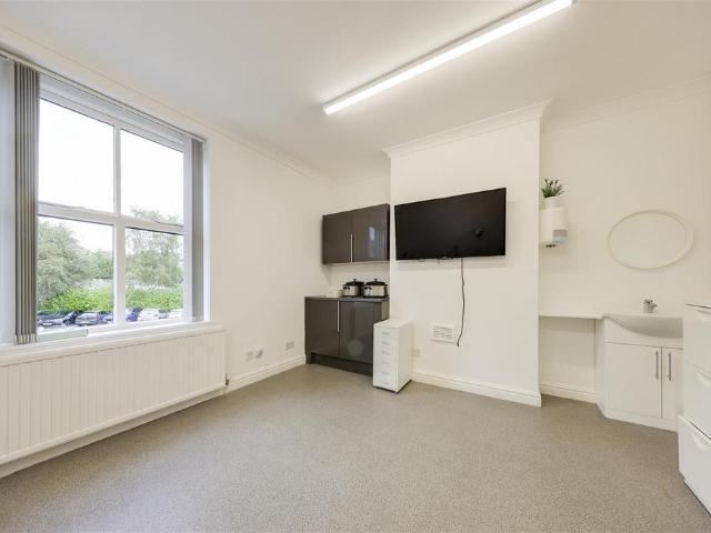 Room 4 Posh Nailz, Kay Street. House to rent £500 pcm £115 pw