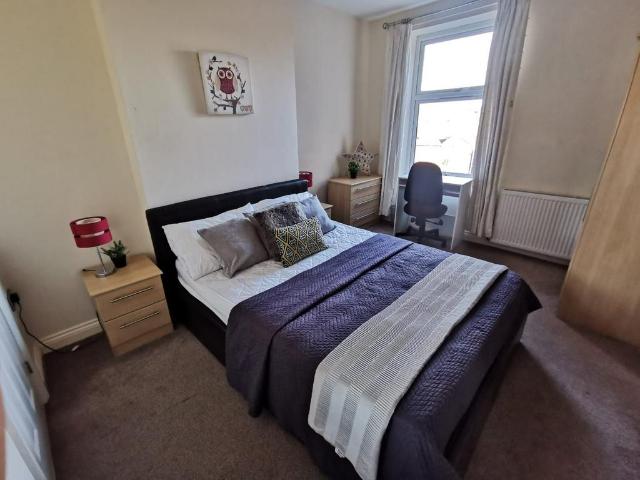 Room 4, Princes Road, Stoke on Trent. 1 bed in a house share to rent £550 pcm £127 pw