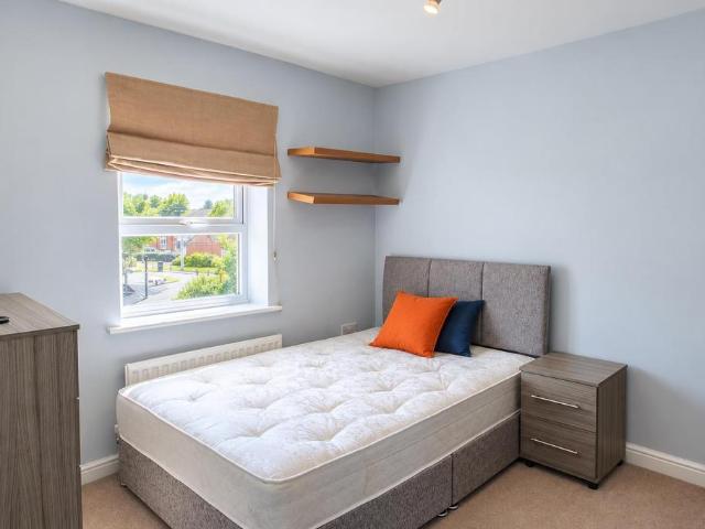 Room 5, 16 Circus Square, CO2 1 bed in a house share to rent £550 pcm £127 pw