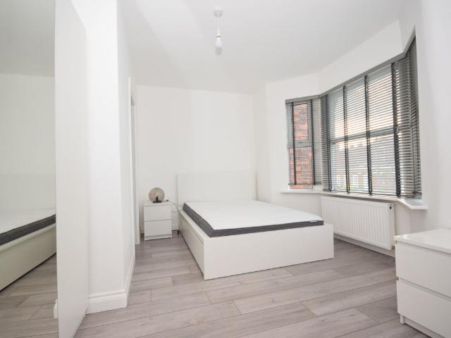 Room 5, 17 Rosslyn Crescent HA1, 1 bed property to rent, £1,000 pcm | PrimeLocation