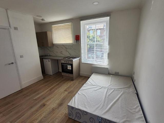 Room 5, Elgin Road CR0 6XA 1 bed in a house share to rent £1,100 pcm £254 pw