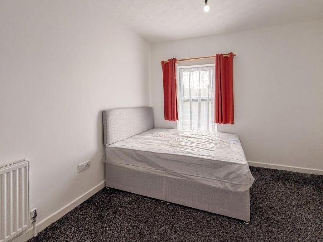 Room 5, 28 Percival Street. 1 bed in a house share to rent £520 pcm £120 pw