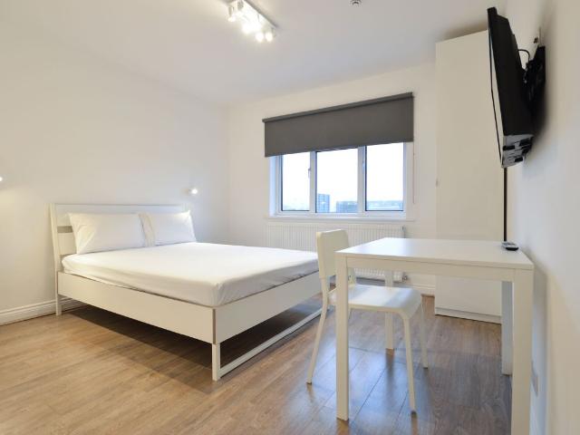 Room 5, 41 Woodland Way, Mill Hill NW7, Studio to rent, £910 pcm | PrimeLocation
