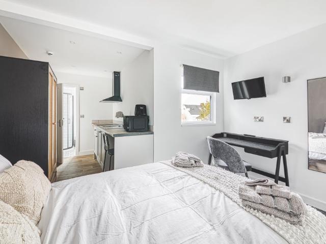 Room 5, Bennett Street NG10, Studio to rent, £700 pcm | PrimeLocation