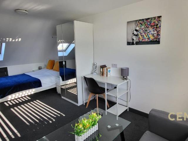 Room 5, Sedgewick Avenue, UB10 Century 21 United Kingdom