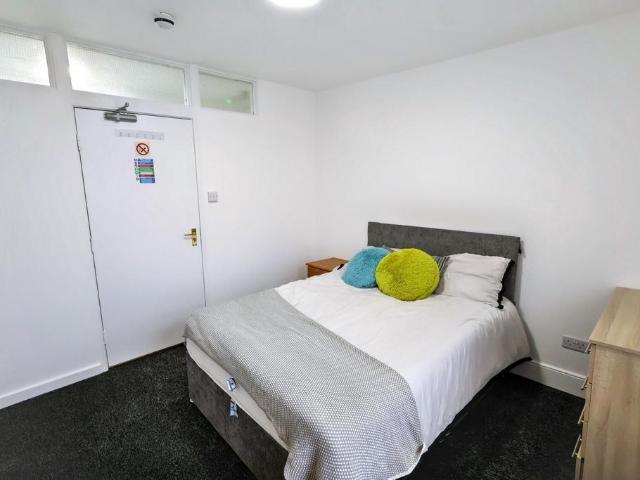 Room 6 1 bed in a house share to rent £450 pcm £104 pw