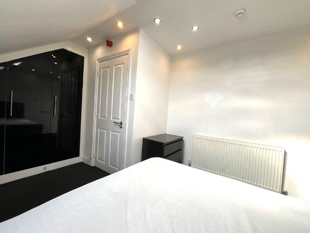 Room 6, Queens Road, Doncaster