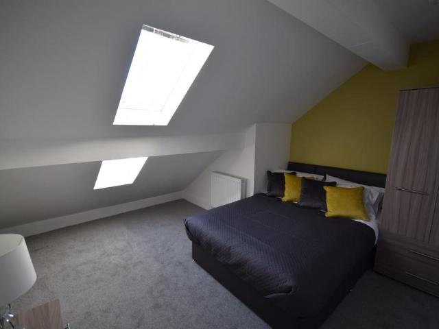 Room 7, 6 Bradford Road, Shipley. 1 bed in a house share to rent £550 pcm £127 pw