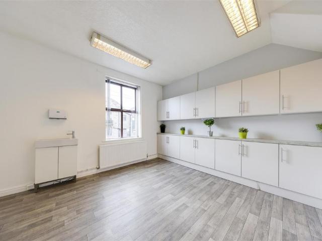 Room 7 Posh Nailz, Kay Street. House to rent £500 pcm £115 pw