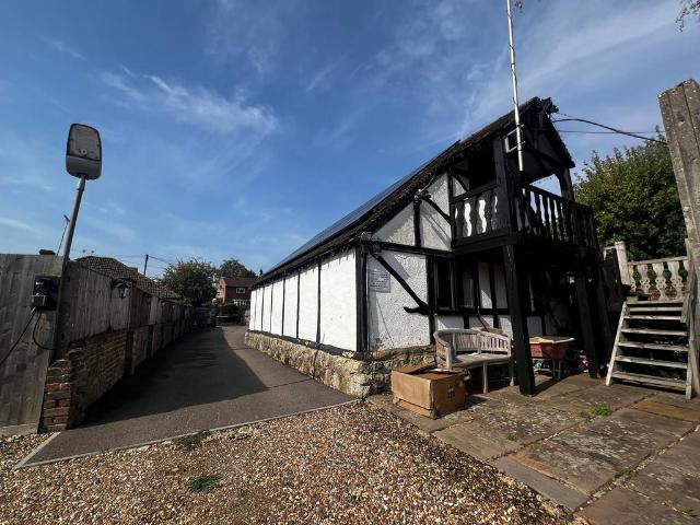 Room 8, 136 The Street, Ashford, TN24 Studio to rent £875 pcm £202 pw