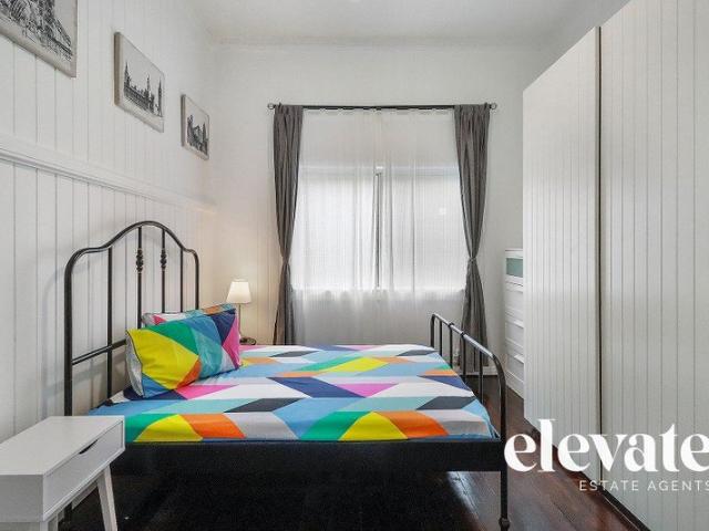 ROOMING ACCOMODATION! LARGE ROOM, GET IN QUICK!