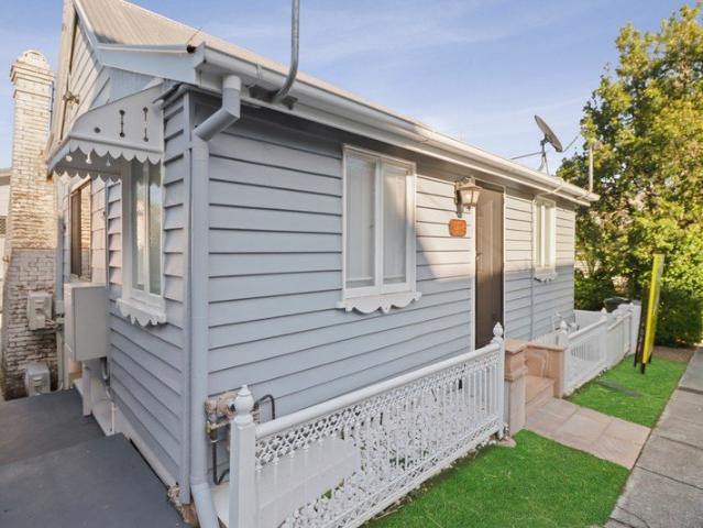 ROOMING ACCOMMODATION Fully Furnished Room in Red Hill Convenient & Affordable Shared Living