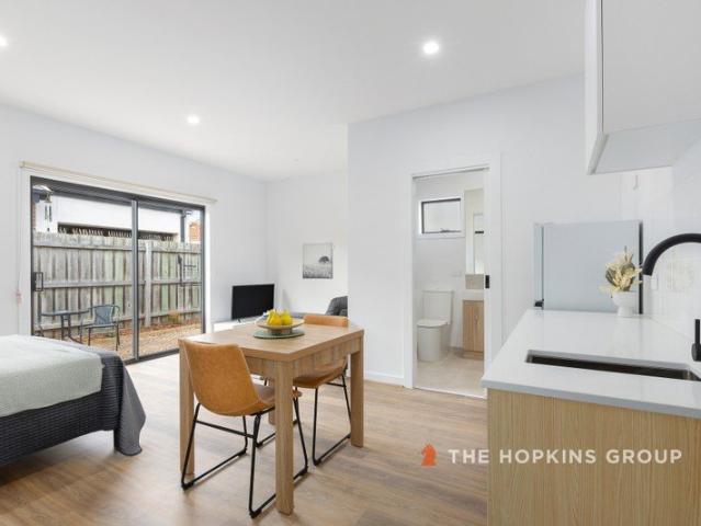 Rooming House in Heidelberg West available now Furnished & Unfurnished Rooms Available, Utilities Included! SINGLE OCCUPANTS ONLY