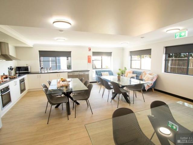 ROOMS TO RENT IN APARTMENT COMPLEX